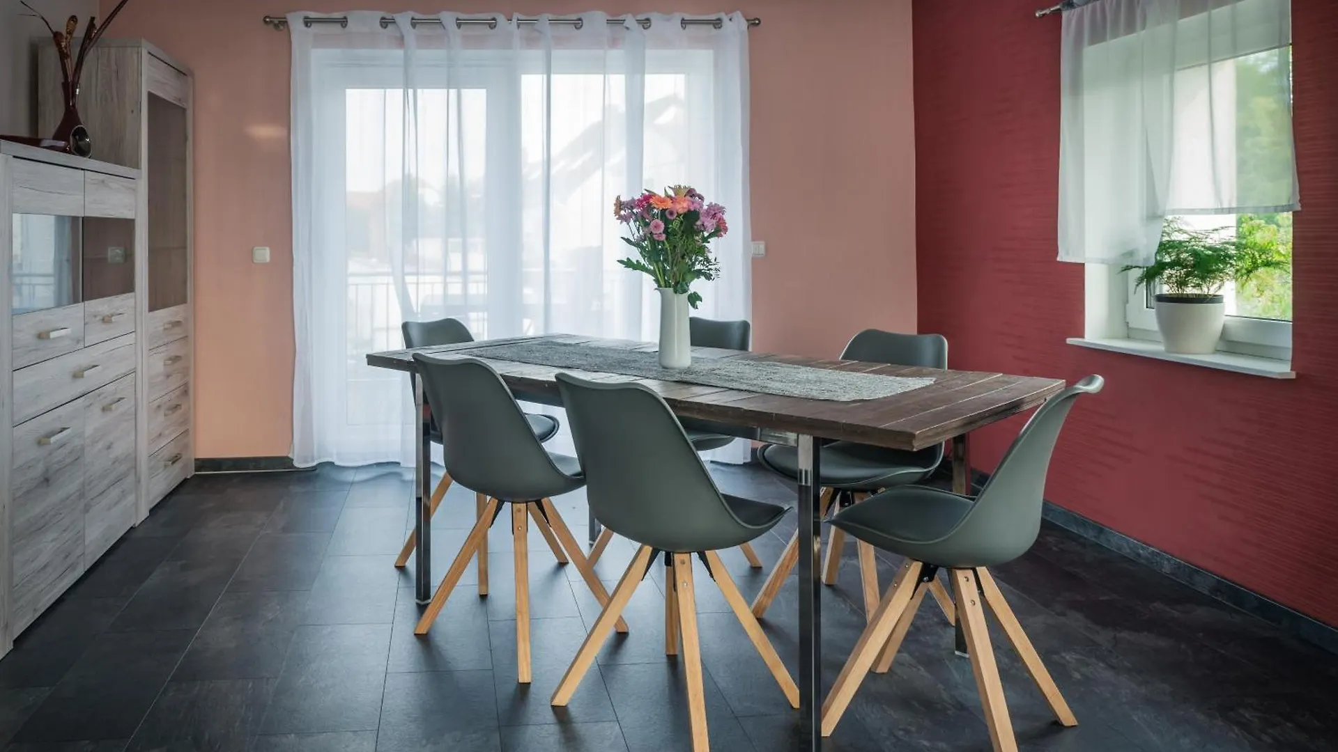 Apartment 90 Qm Wohnung, 3 Zimmer, Balkon & Grosse Kueche - In Seenaehe, Schnell In Der Stadt Leipzig Germany